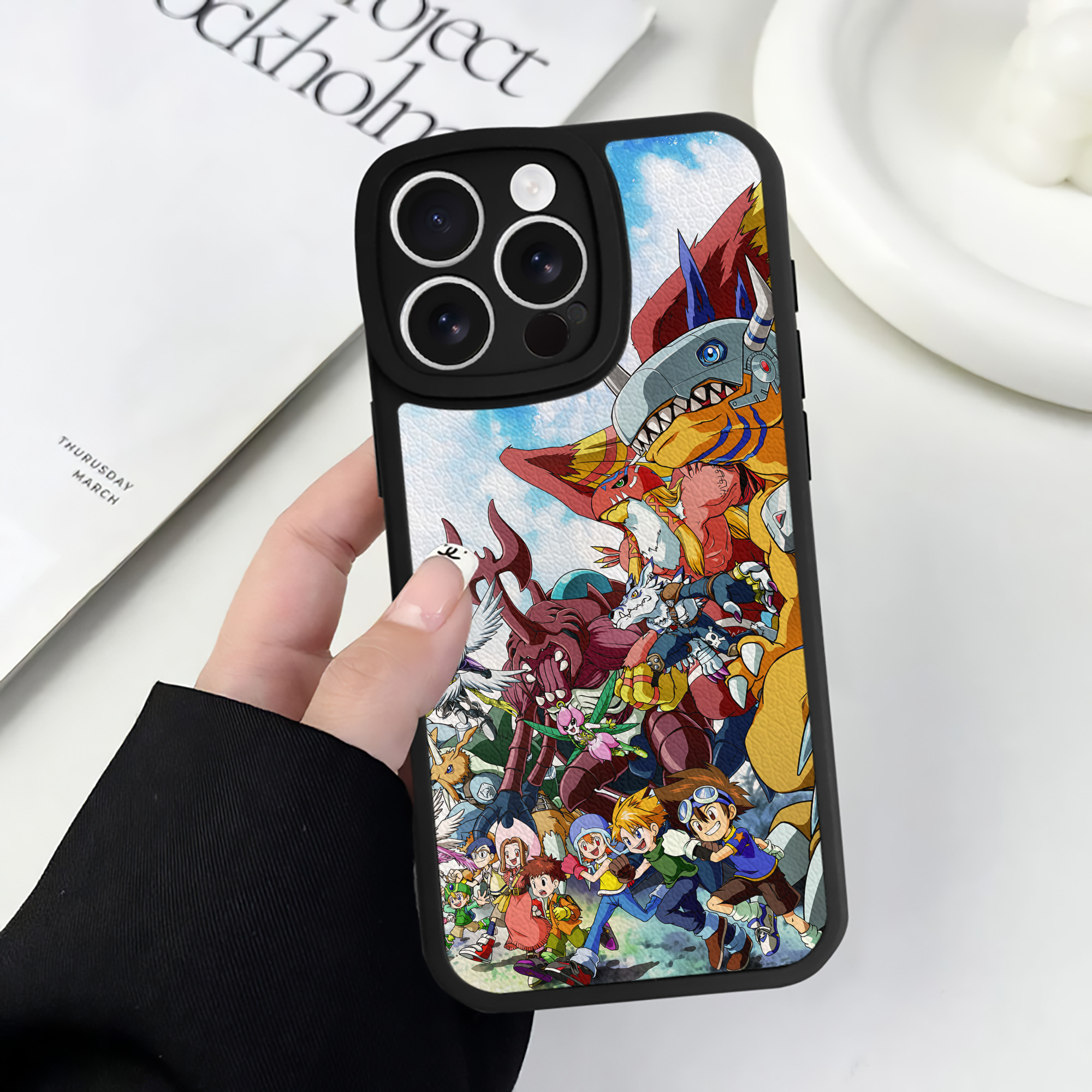 （画像用） Digimon デジタルモンスター/デジモン 【iPhone 16シリーズ対応】シリコンスマホケース（レザー調） 材質：シリコン